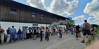 Anstehen
                                                          am Hofladen