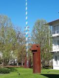 Maibaum
                                        mit W&B-Kunst_2019