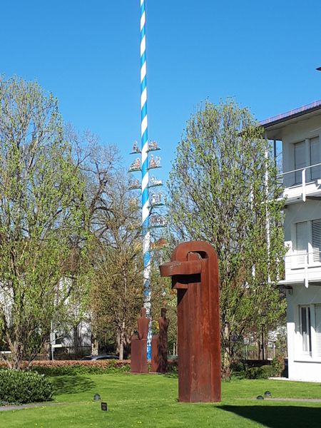Maibaum
                                        mit W&B-Kunst