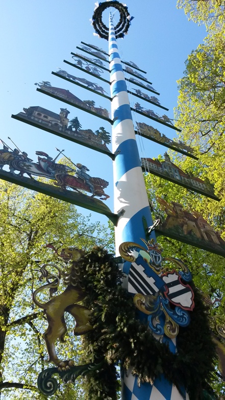 Maibaum mit
Figuren